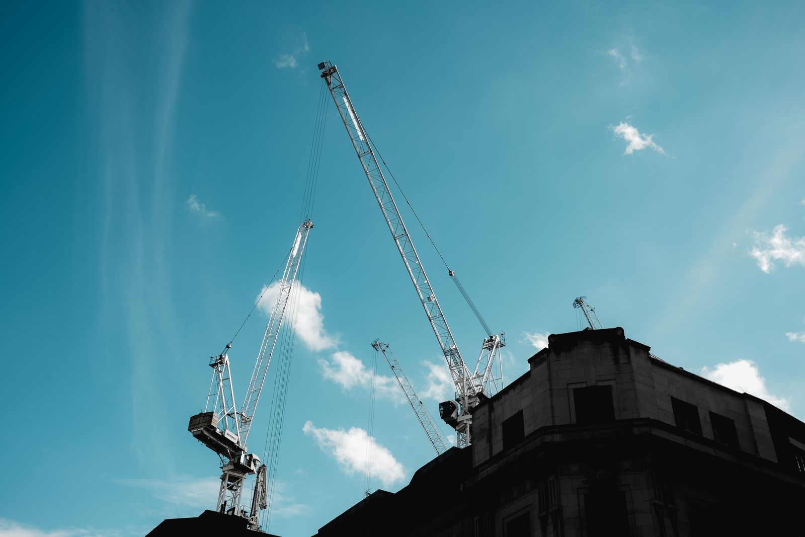 Baustelle mit Kran vor blauem Himmel